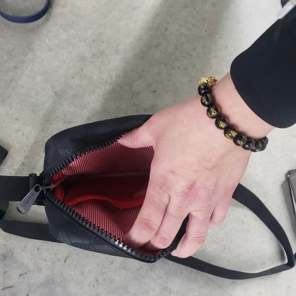 Herschel Supply Company Geometric Black Messenger Bag - Picture 3 of 3